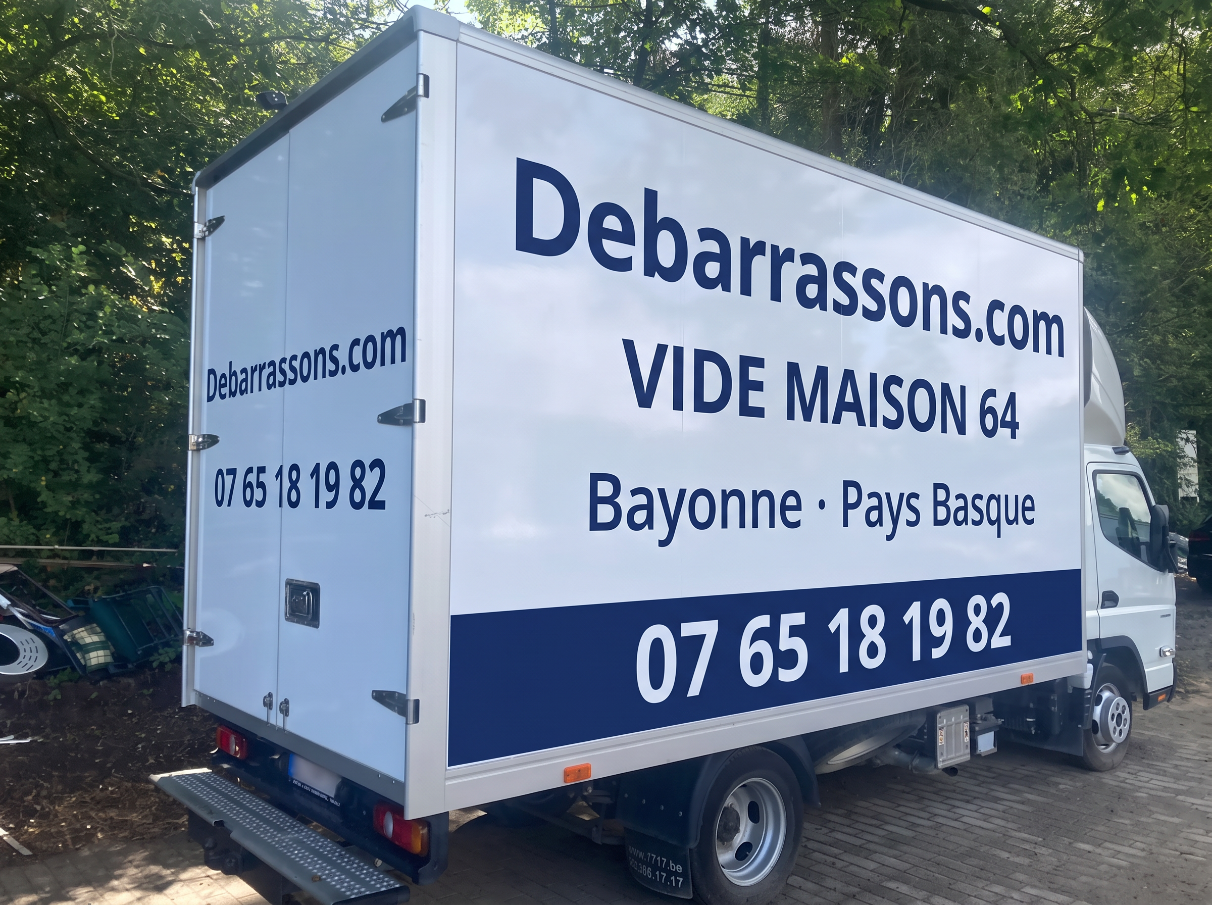 Camion d'enlèvement devant une maison basque lors d'un vide maison à Bayonne